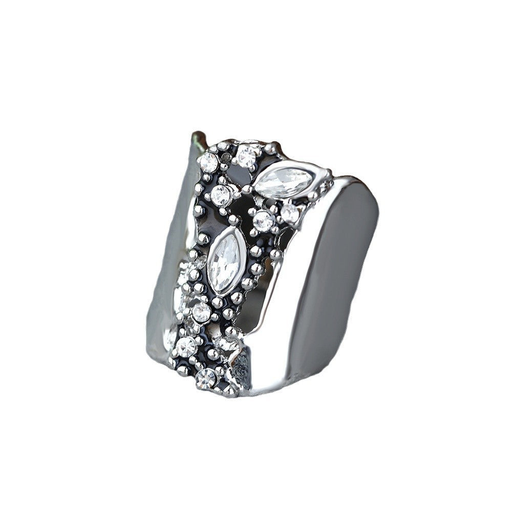 Classic Silver Ring with Timeless Appeal