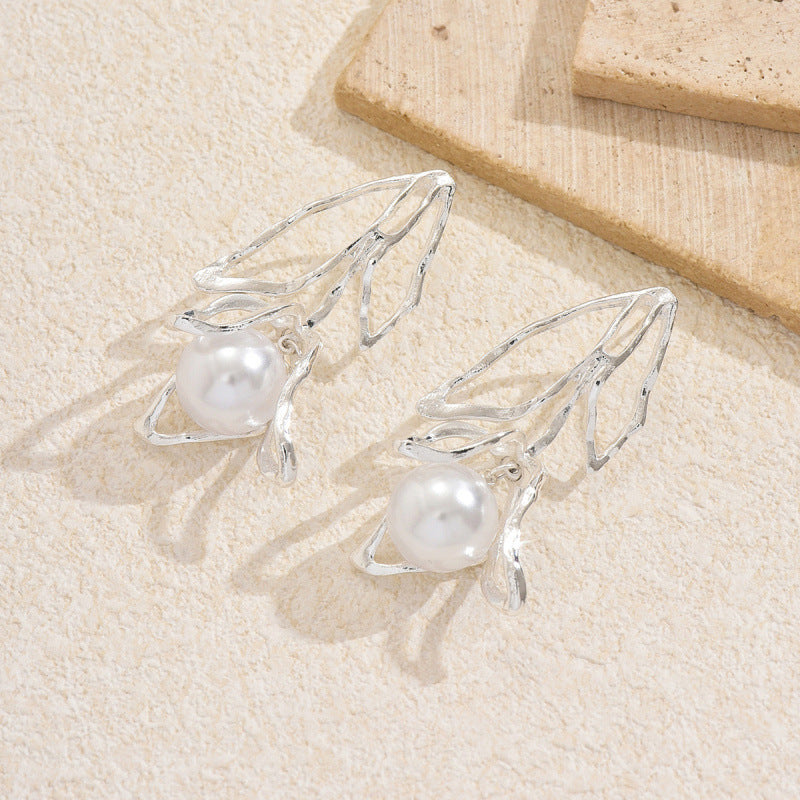 Classic Pearl Earring with Timeless Appeal