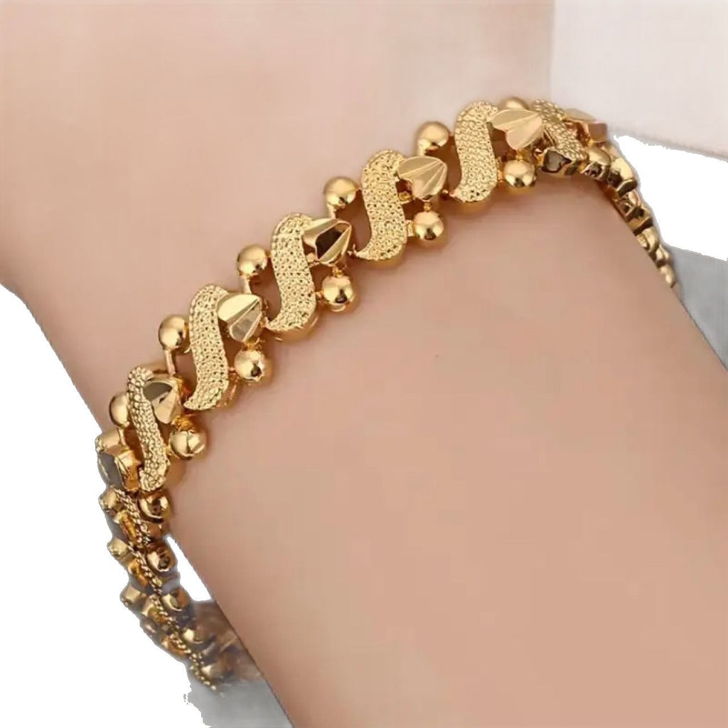 Romantic Gold Bracelet for Special Moments