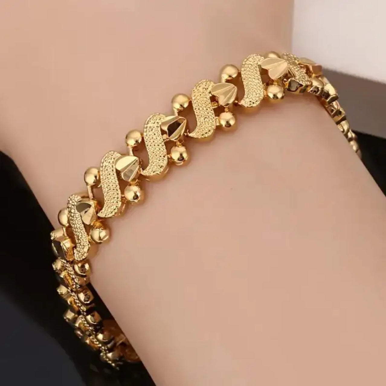 Romantic Gold Bracelet for Special Moments