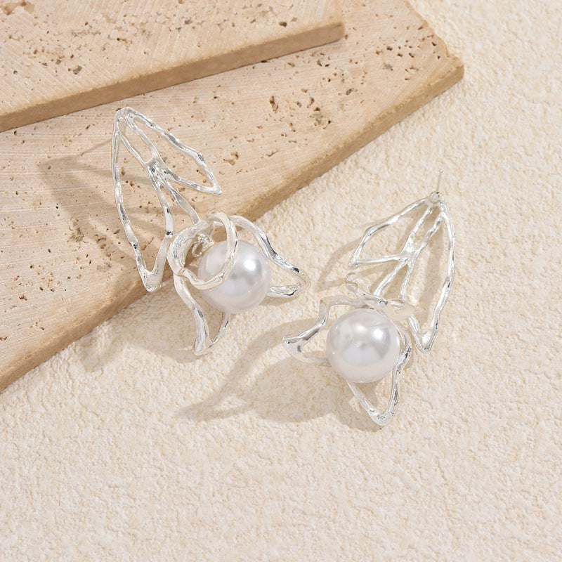Classic Pearl Earring with Timeless Appeal