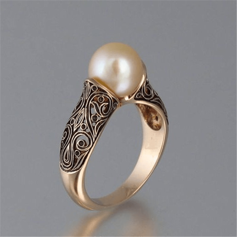 Classic Gold Ring with Timeless Appeal