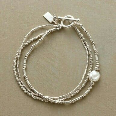 Beautiful Pearl Bracelet with Unique Style
